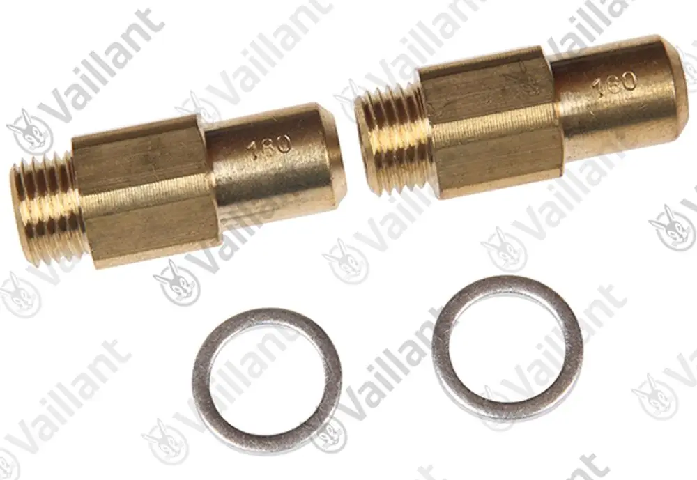 Zwei messingfarbene Adapter mit Außengewinde und eine metallene Dichtung. Die Teile gehören zur Vaillant Produktlinie und sind für Heizungsinstallationen vorgesehen.